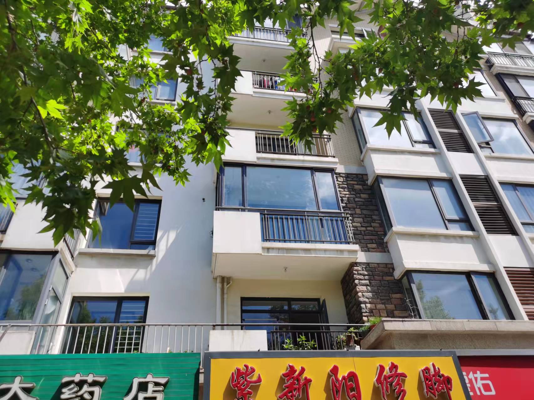 南向露臺封陽臺，同材質(zhì)同色封閉